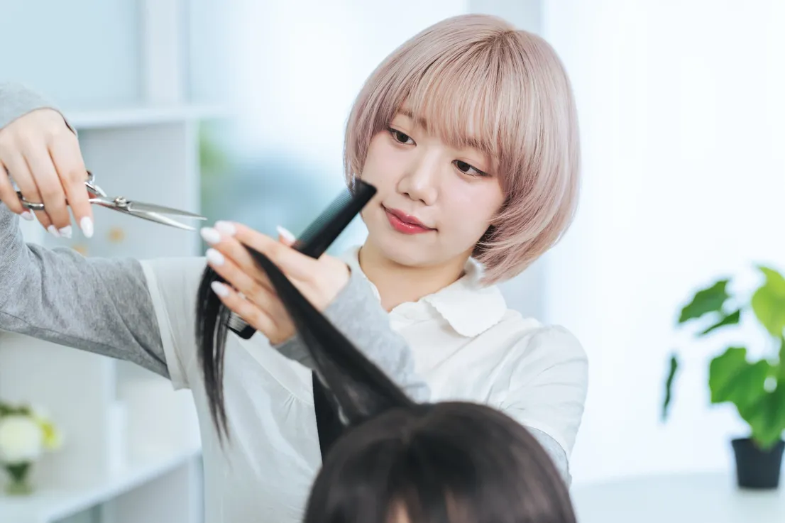 振り返りとレビュー業務を行うサロンスタッフ